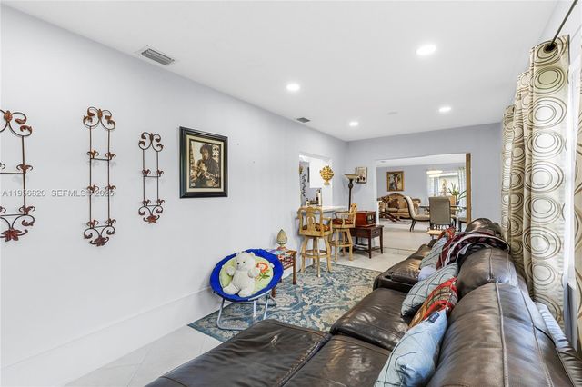 7185 E Tropical Way, Plantation, FL 33317