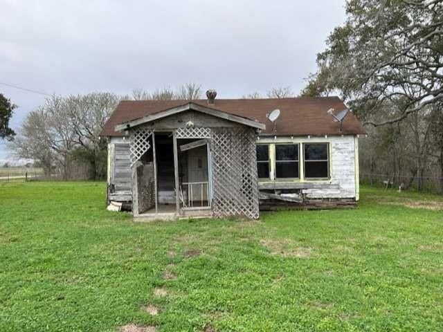 343 County Road 272, Bay City, TX 77414