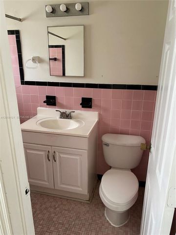 5616 Arthur St South, Hollywood, FL 33021