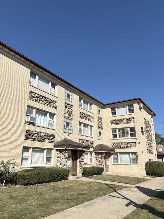 6556 W Barry Avenue E, Chicago, IL 60634