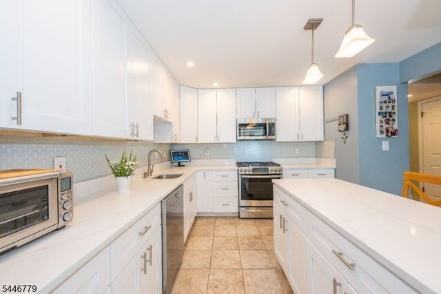 20 Bobolink Ct, Wayne Twp., NJ 07470