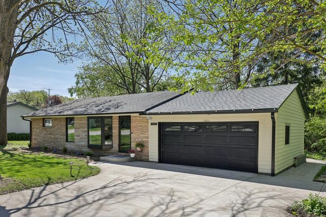 12425 W Cleveland AVENUE, New Berlin, WI 53151