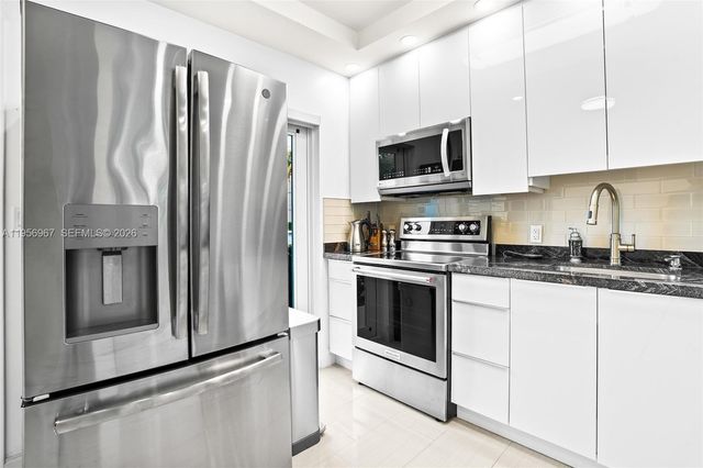 2500 Diana Dr 104, Hallandale Beach, FL 33009