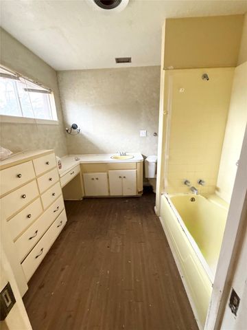 2200 Laurel Street, Bay City, TX 77414