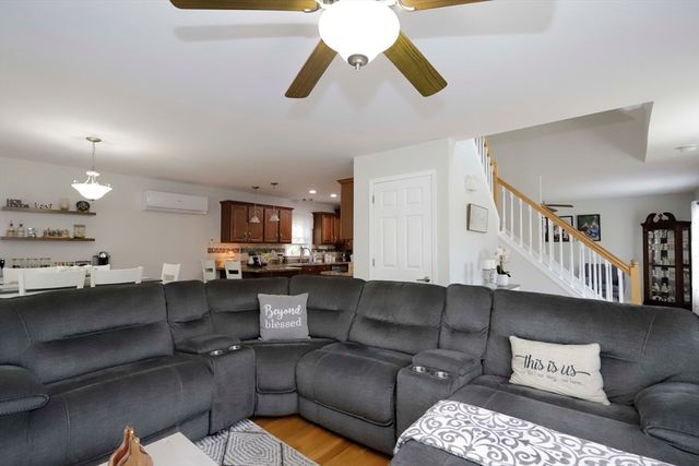 17 David St, Acushnet, MA 02743
