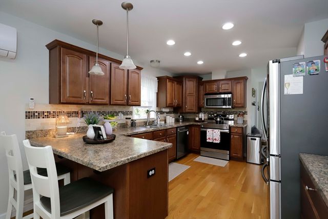 17 David St, Acushnet, MA 02743