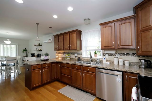 17 David St, Acushnet, MA 02743