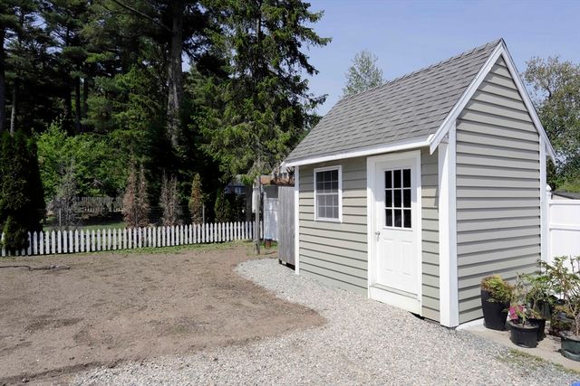 17 David St, Acushnet, MA 02743