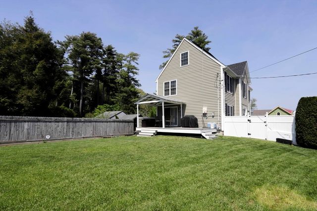 17 David St, Acushnet, MA 02743