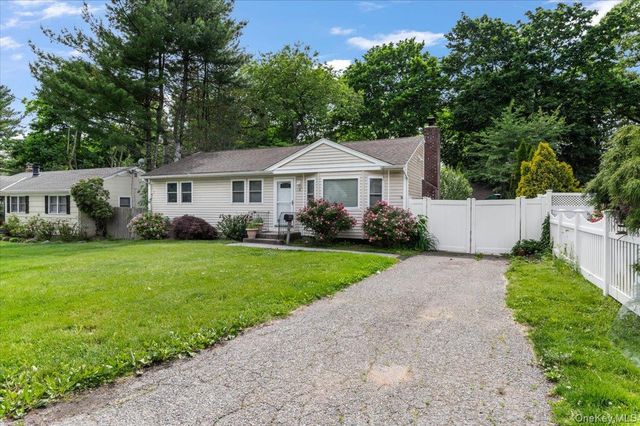 3 Kilburn Avenue, Huntington Station, NY 11746