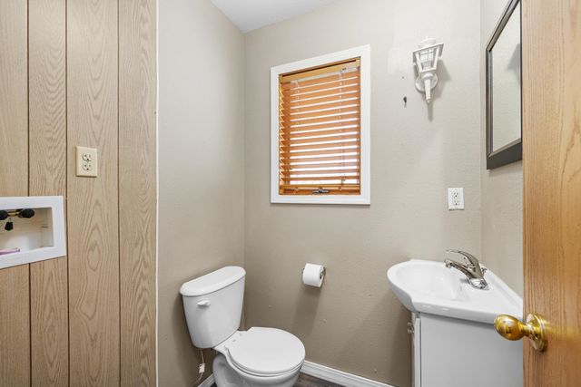 409 19TH ST SE, Minot, ND 58701