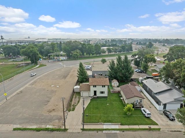 409 19TH ST SE, Minot, ND 58701