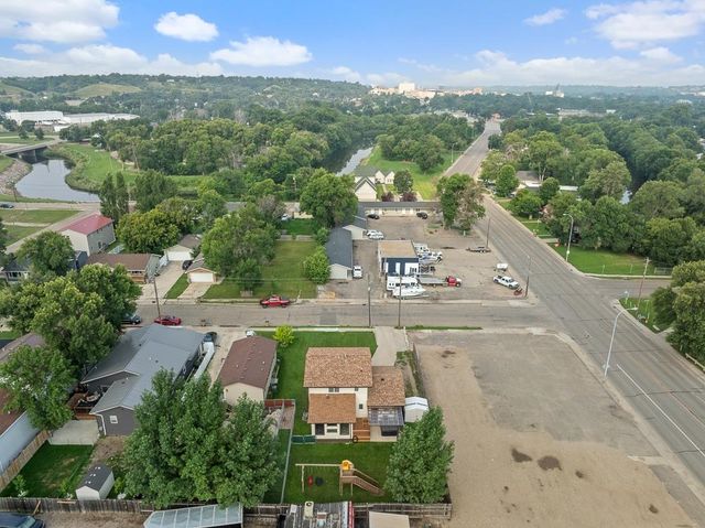 409 19TH ST SE, Minot, ND 58701