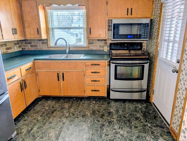 3832 27th Avenue, Rock Island, IL 61201