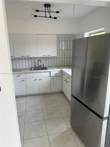 560 NE 158th St, Miami, FL 33162