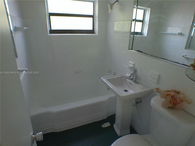 560 NE 158th St, Miami, FL 33162