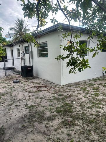560 NE 158th St, Miami, FL 33162