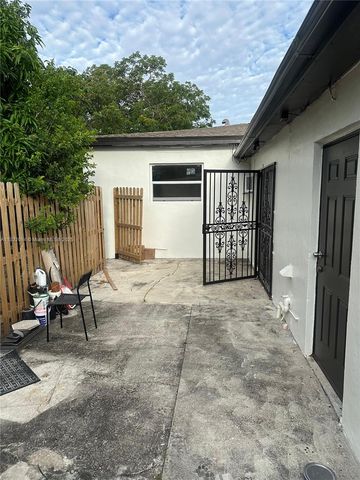 560 NE 158th St, Miami, FL 33162