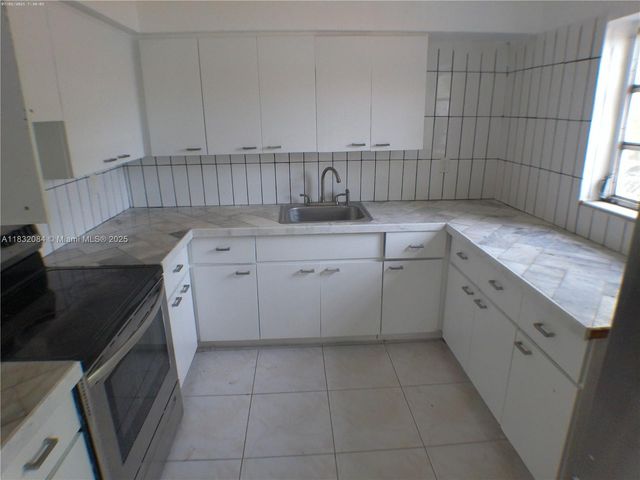 560 NE 158th St, Miami, FL 33162