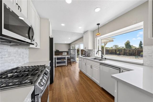 990 Queensdale Ave, Corona, CA 92878