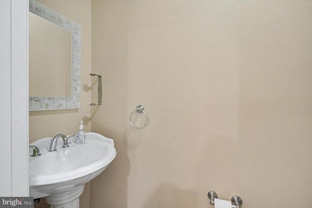 1 S EAST AVE, Baltimore, MD 21224