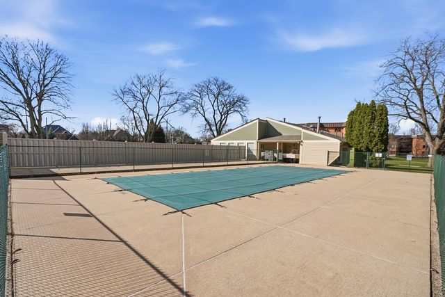 6443 Clarendon Hills Road 402, Willowbrook, IL 60527
