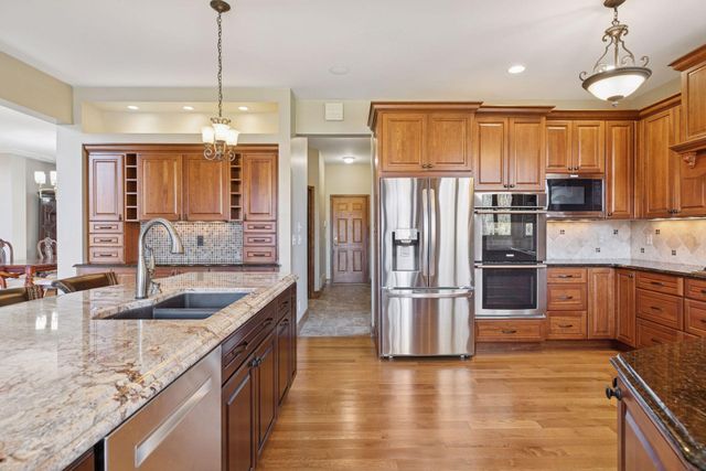 1095 Scarborough Lane, Woodbury, MN 55125