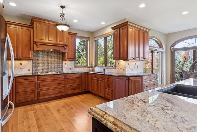 1095 Scarborough Lane, Woodbury, MN 55125