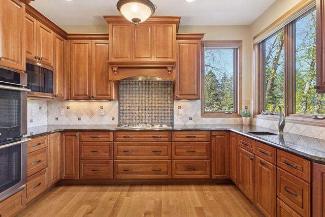 1095 Scarborough Lane, Woodbury, MN 55125