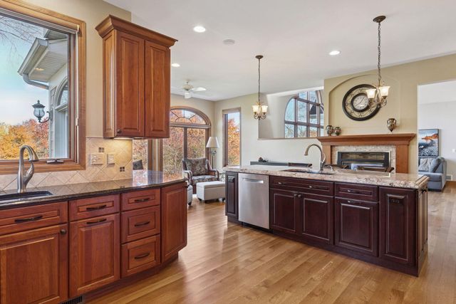 1095 Scarborough Lane, Woodbury, MN 55125