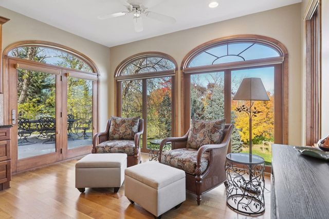 1095 Scarborough Lane, Woodbury, MN 55125