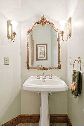 1095 Scarborough Lane, Woodbury, MN 55125