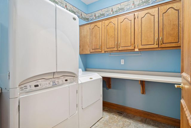 1095 Scarborough Lane, Woodbury, MN 55125