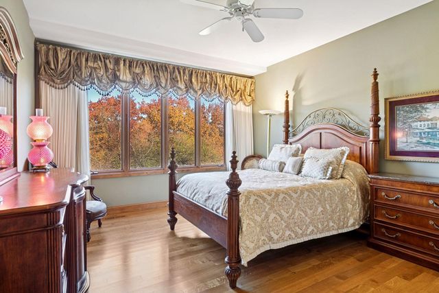 1095 Scarborough Lane, Woodbury, MN 55125