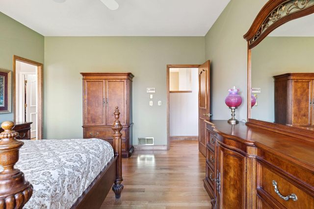 1095 Scarborough Lane, Woodbury, MN 55125