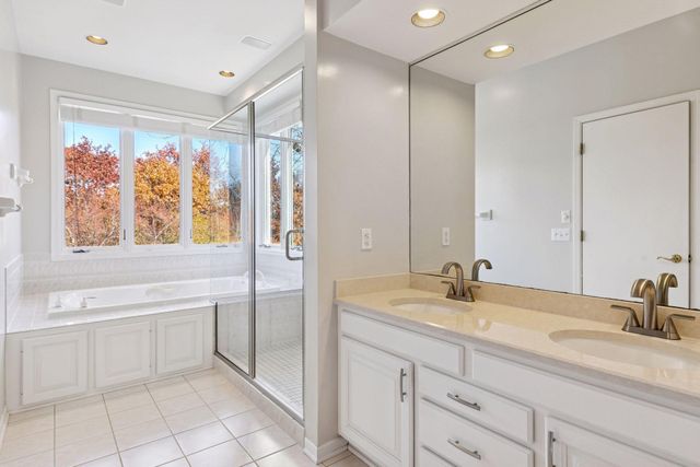 1095 Scarborough Lane, Woodbury, MN 55125