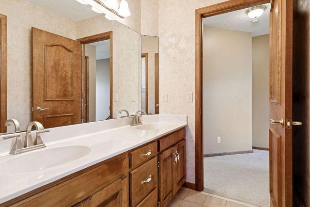 1095 Scarborough Lane, Woodbury, MN 55125