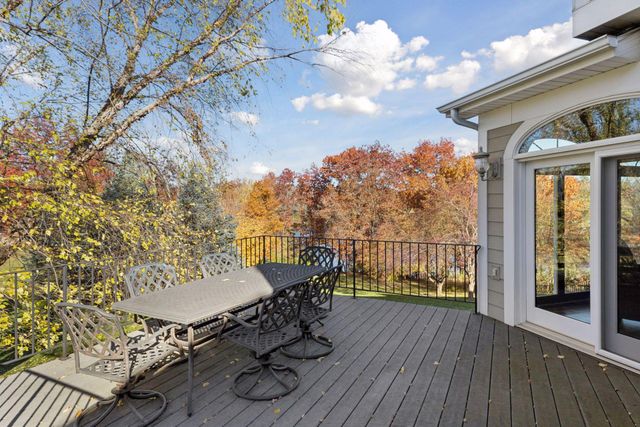 1095 Scarborough Lane, Woodbury, MN 55125