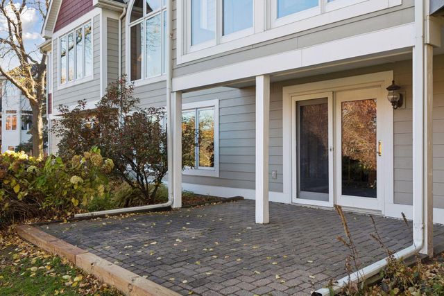 1095 Scarborough Lane, Woodbury, MN 55125