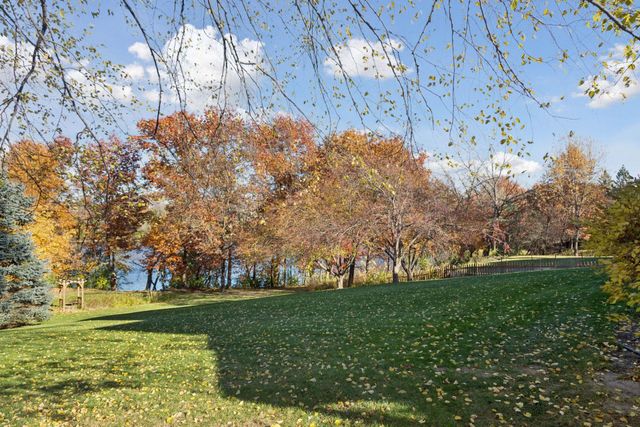 1095 Scarborough Lane, Woodbury, MN 55125