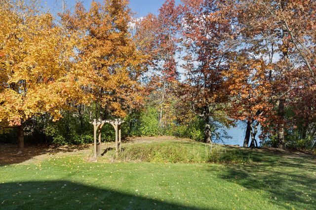 1095 Scarborough Lane, Woodbury, MN 55125