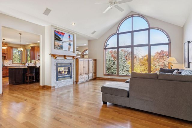 1095 Scarborough Lane, Woodbury, MN 55125