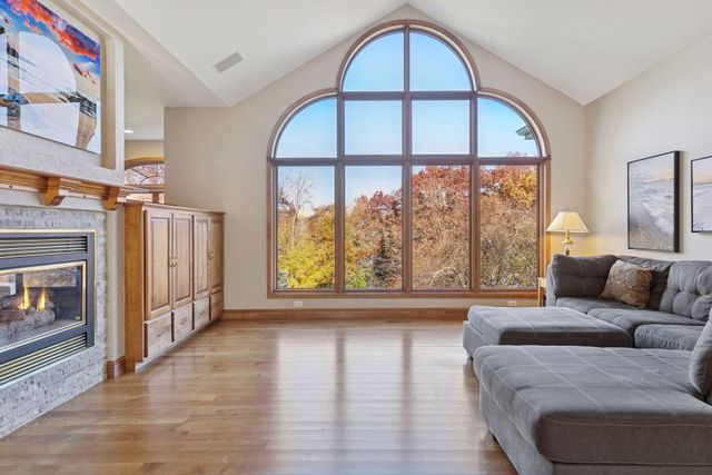 1095 Scarborough Lane, Woodbury, MN 55125