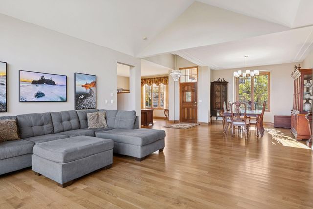 1095 Scarborough Lane, Woodbury, MN 55125