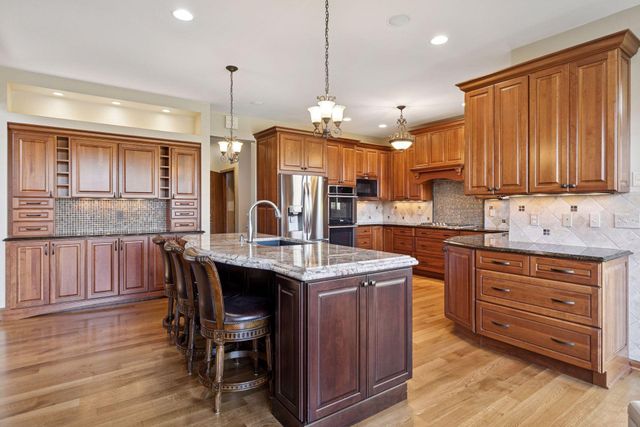 1095 Scarborough Lane, Woodbury, MN 55125