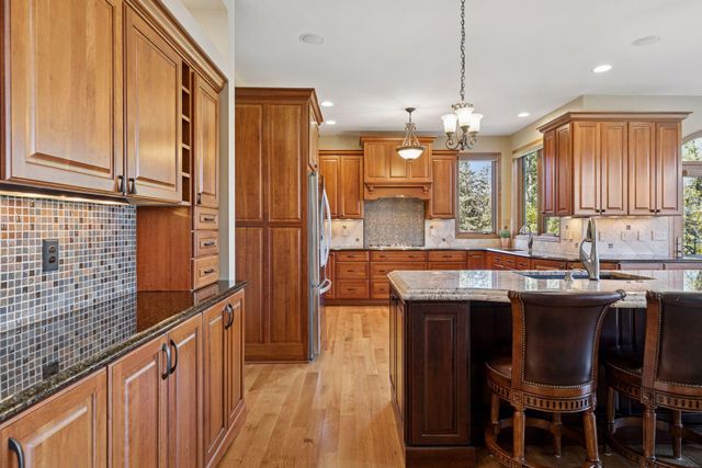 1095 Scarborough Lane, Woodbury, MN 55125