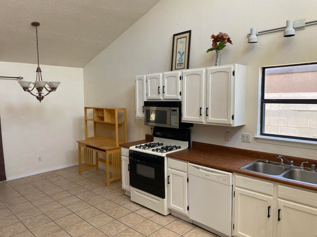 5305 Desert Sands Place Place NW, Albuquerque, NM 87120