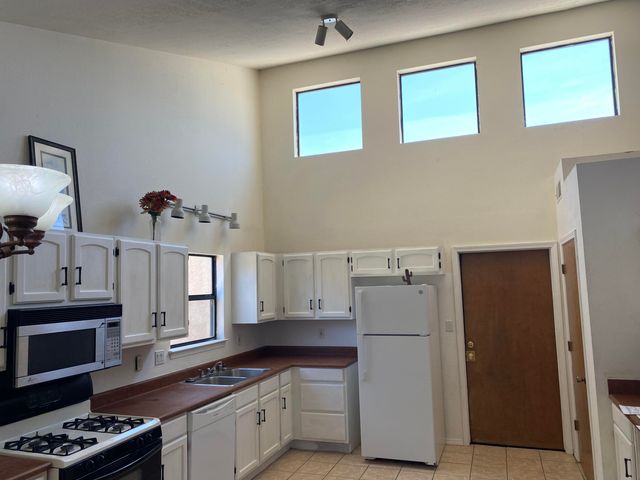 5305 Desert Sands Place Place NW, Albuquerque, NM 87120