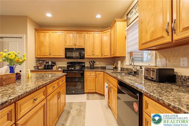 369 Manor Drive, Lower Nazareth Twp, PA 18064