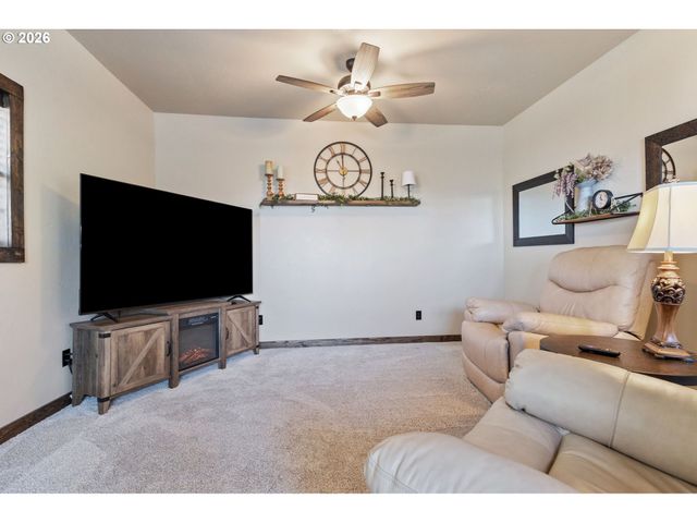 155 GRANDVIEW Ter, Longview, WA 98632